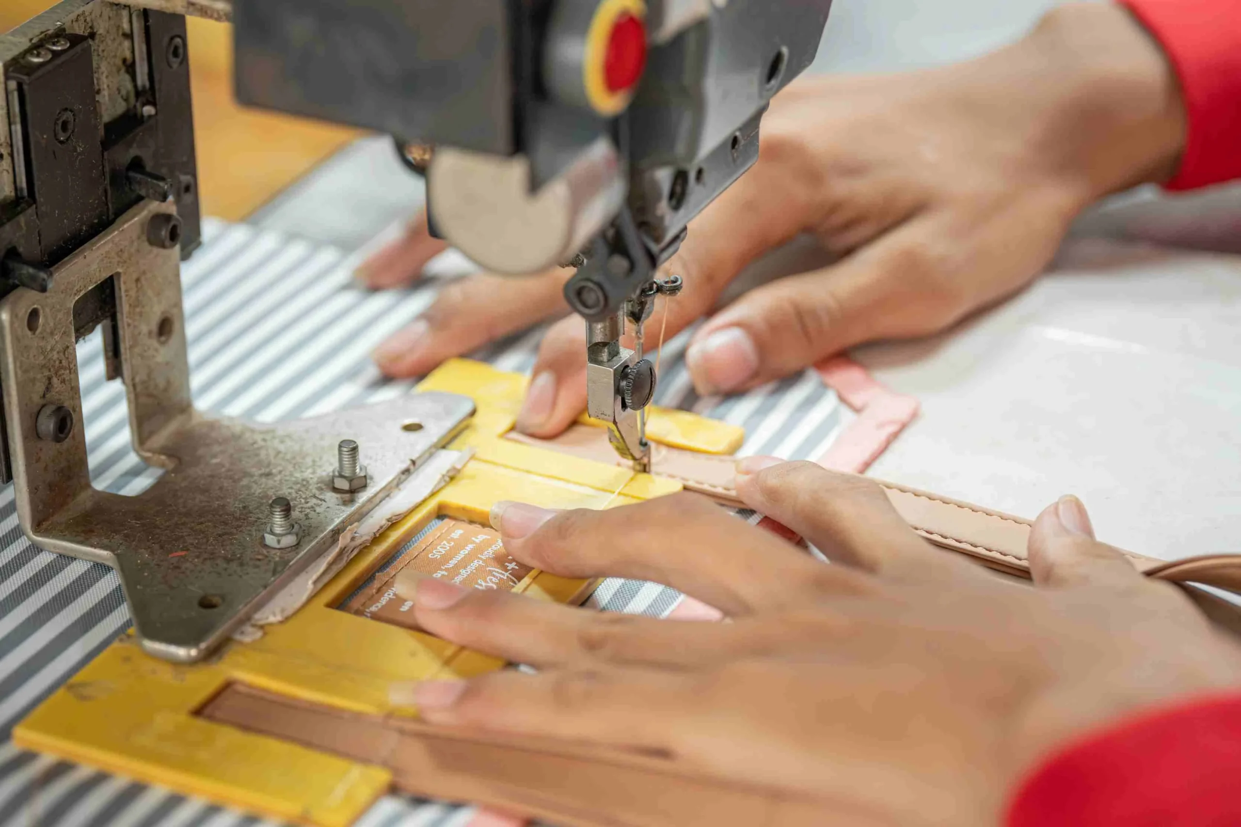 Automatic leather cutting operation for handbags